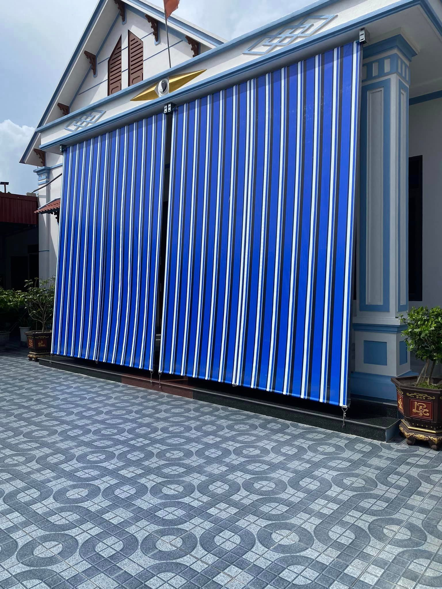 Bạt che nắng mưa PVC sọc xanh trắng che hiên nhà hiện đại