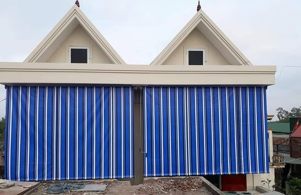 Bạt che nắng mưa tự cuốn kẻ sọc xanh trắng chống nóng ban công