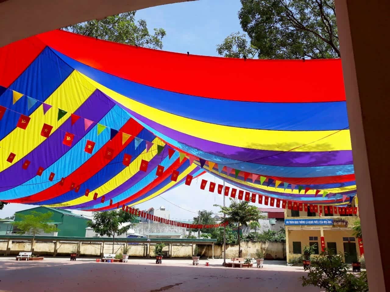 Bạt che s&acirc;n trường 7 sắc cầu vồng rực rỡ che m&aacute;t khu&ocirc;n vi&ecirc;n lễ bế giảng