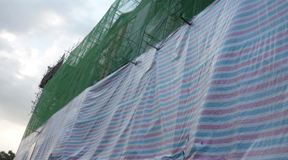 Bạt phủ gi&agrave;n gi&aacute;o bao che c&ocirc;ng tr&igrave;nh x&acirc;y dựng chống bụi an to&agrave;n