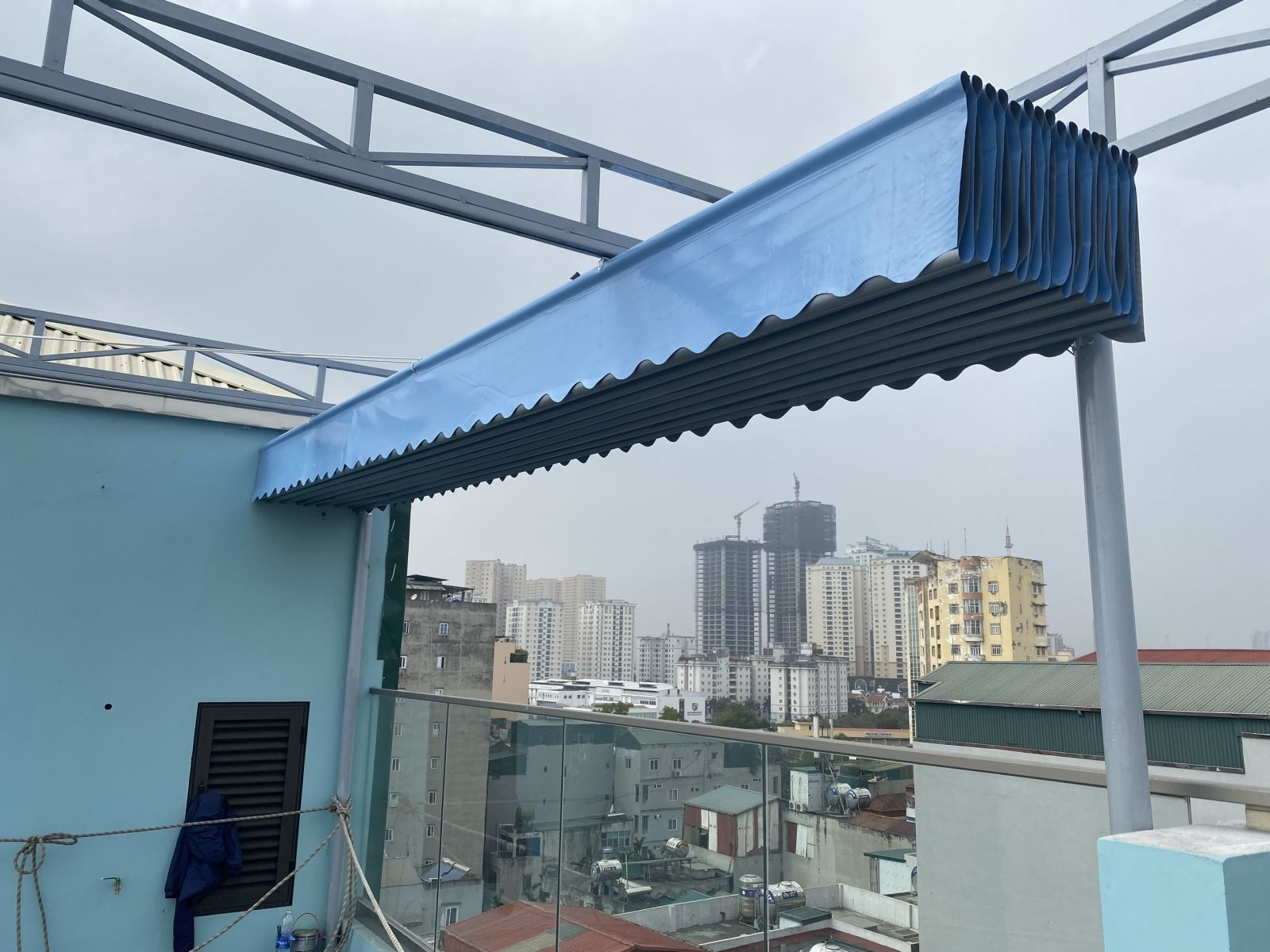 Hệ thống bạt xếp s&acirc;n thượng hiện đại m&agrave;u xanh dương thu gọn linh hoạt