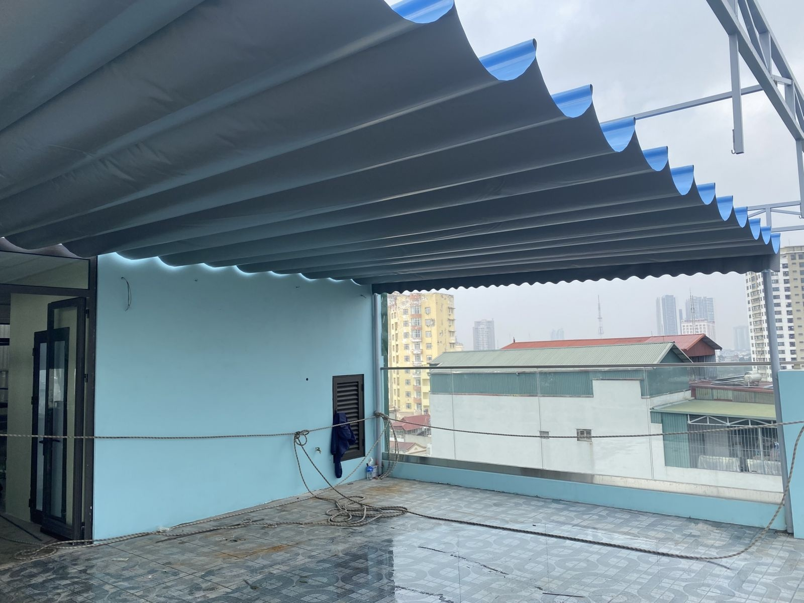 M&aacute;i bạt xếp lượn s&oacute;ng s&acirc;n thượng k&eacute;o căng che nắng mưa to&agrave;n diện