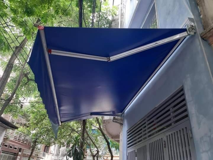 M&aacute;i hi&ecirc;n di động quay tay m&agrave;u xanh đậm lắp cho hi&ecirc;n nh&agrave; phố