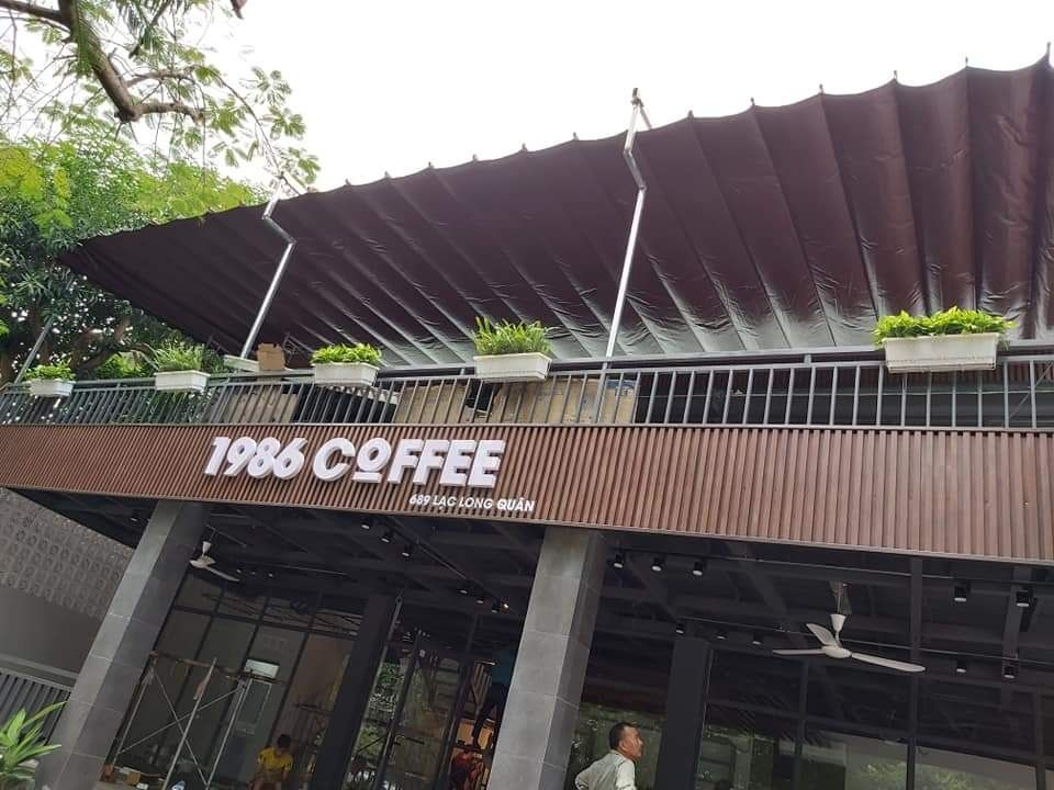 Mẫu bạt xếp ngo&agrave;i trời m&agrave;u n&acirc;u c&agrave; ph&ecirc; sang trọng che nắng ban c&ocirc;ng qu&aacute;n cafe 1986