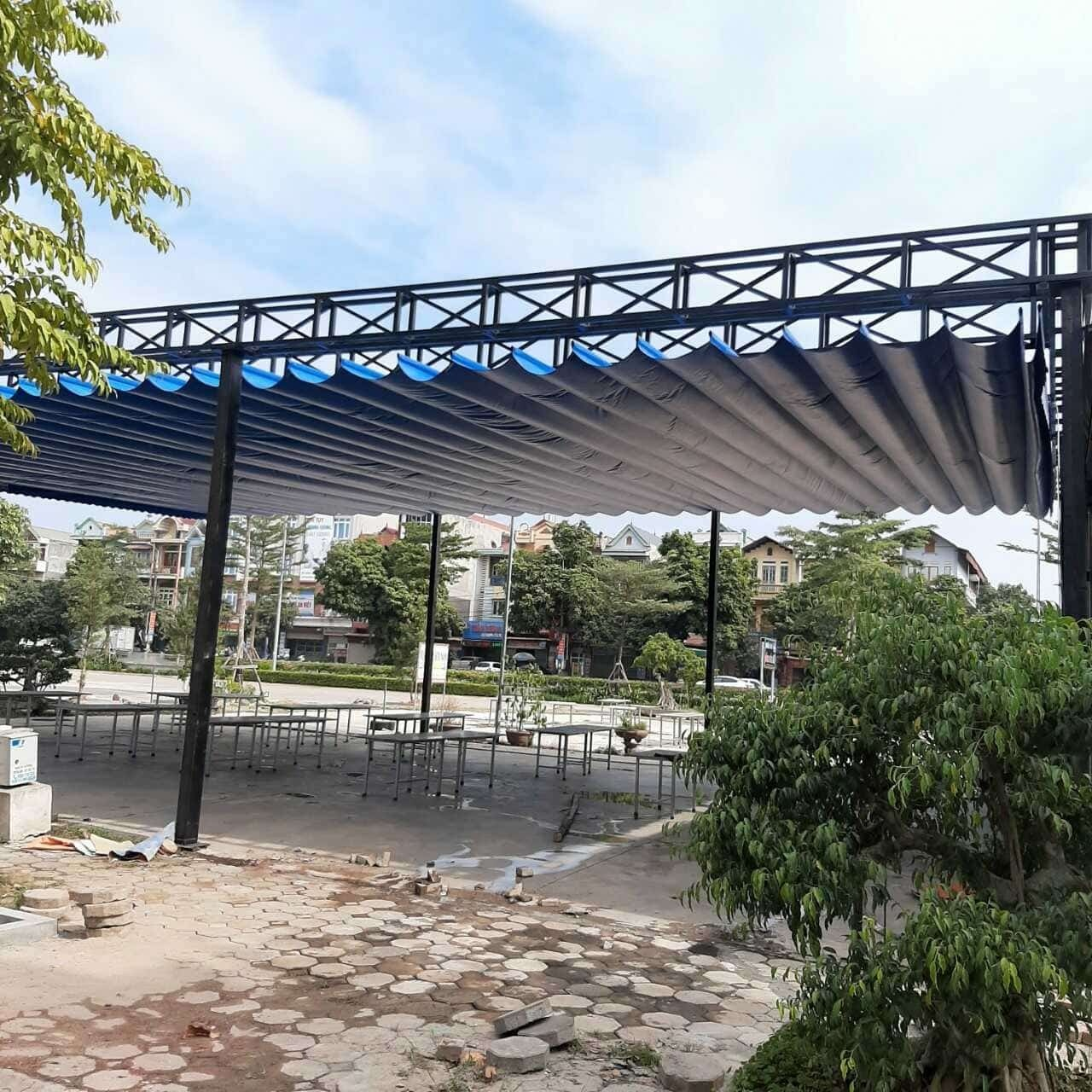 Mẫu bạt xếp nh&agrave; h&agrave;ng khung sắt hộp khẩu độ lớn che nắng mưa s&acirc;n qu&aacute;n