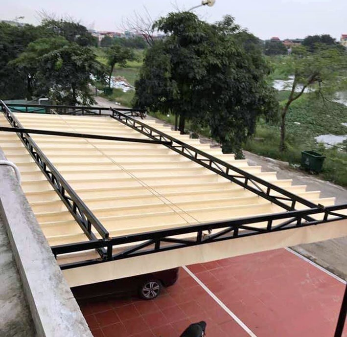 Mẫu bạt xếp s&acirc;n vườn m&agrave;u v&agrave;ng kem c&aacute;ch nhiệt che nắng b&atilde;i đỗ xe &ocirc; t&ocirc;