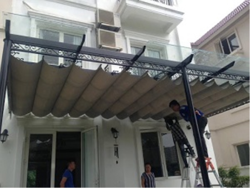 So s&aacute;nh n&ecirc;n chọn bạt l&ugrave;a hay m&aacute;i hi&ecirc;n cố định ngo&agrave;i trời
