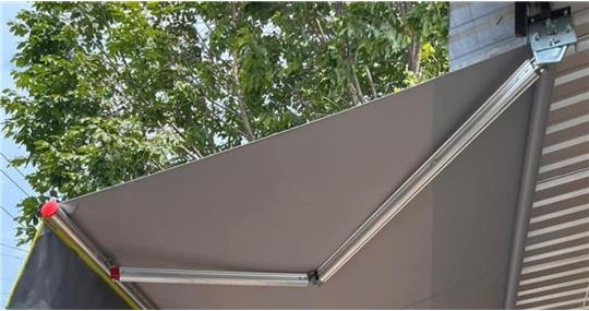 Bạt Che Nắng Mưa Loại Nào Tốt? So Sánh Các Loại Bạt Phổ Biến Hiện Nay