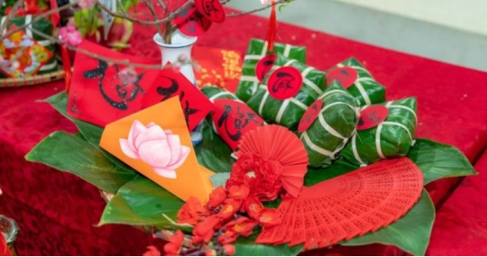 Bí quyết trang trí không gian Tết cửa hàng bằng bánh chưng mini