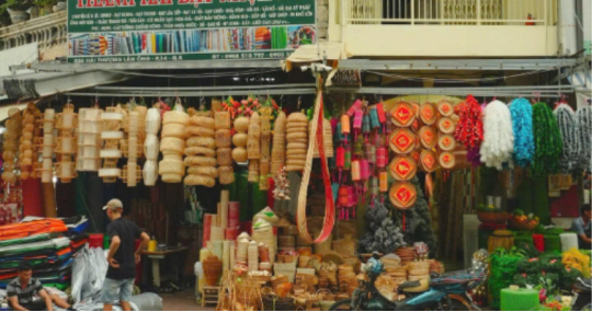 Cách chọn cây thông Noel trang trí sẵn phù hợp không gian nhỏ