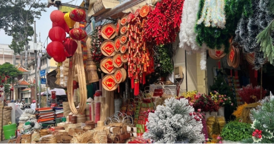 Đèn lồng đèn Tết 2026 – Giải pháp decor thu hút khách