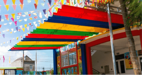 Mái hiên cho trường mầm non nhiều màu, an toàn cho trẻ nhỏ