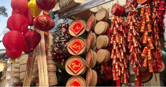 Phụ kiện trang trí Tết 2026: Đèn lồng & bao lì xì nổi bật