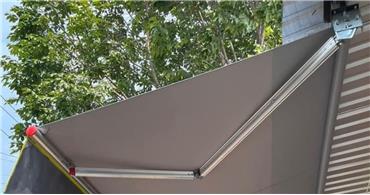 Bạt Che Nắng Mưa Loại Nào Tốt? So Sánh Các Loại Bạt Phổ Biến Hiện Nay