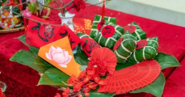 Bí quyết trang trí không gian Tết cửa hàng bằng bánh chưng mini