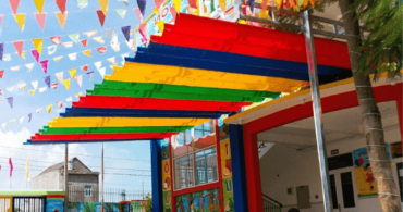 Mái hiên cho trường mầm non nhiều màu, an toàn cho trẻ nhỏ